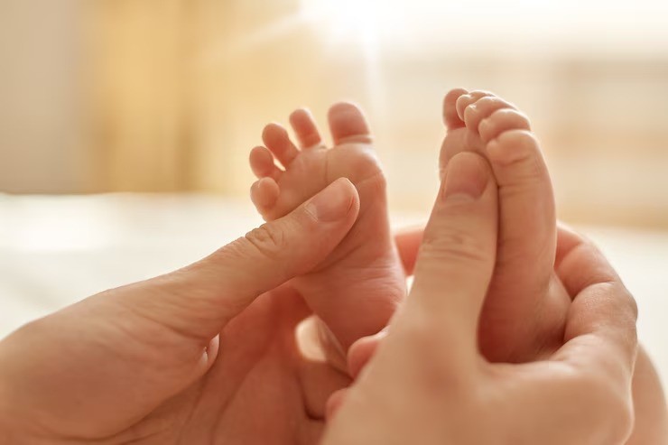 pijat refleksi bayi, titik refleksi telapak kaki, pijat bayi tumbuh gigi, cara mengatasi sembelit bayi, bayi susah BAB, teknik pijat bayi, cara alami meredakan pilek bayi, bonding ibu dan anak.